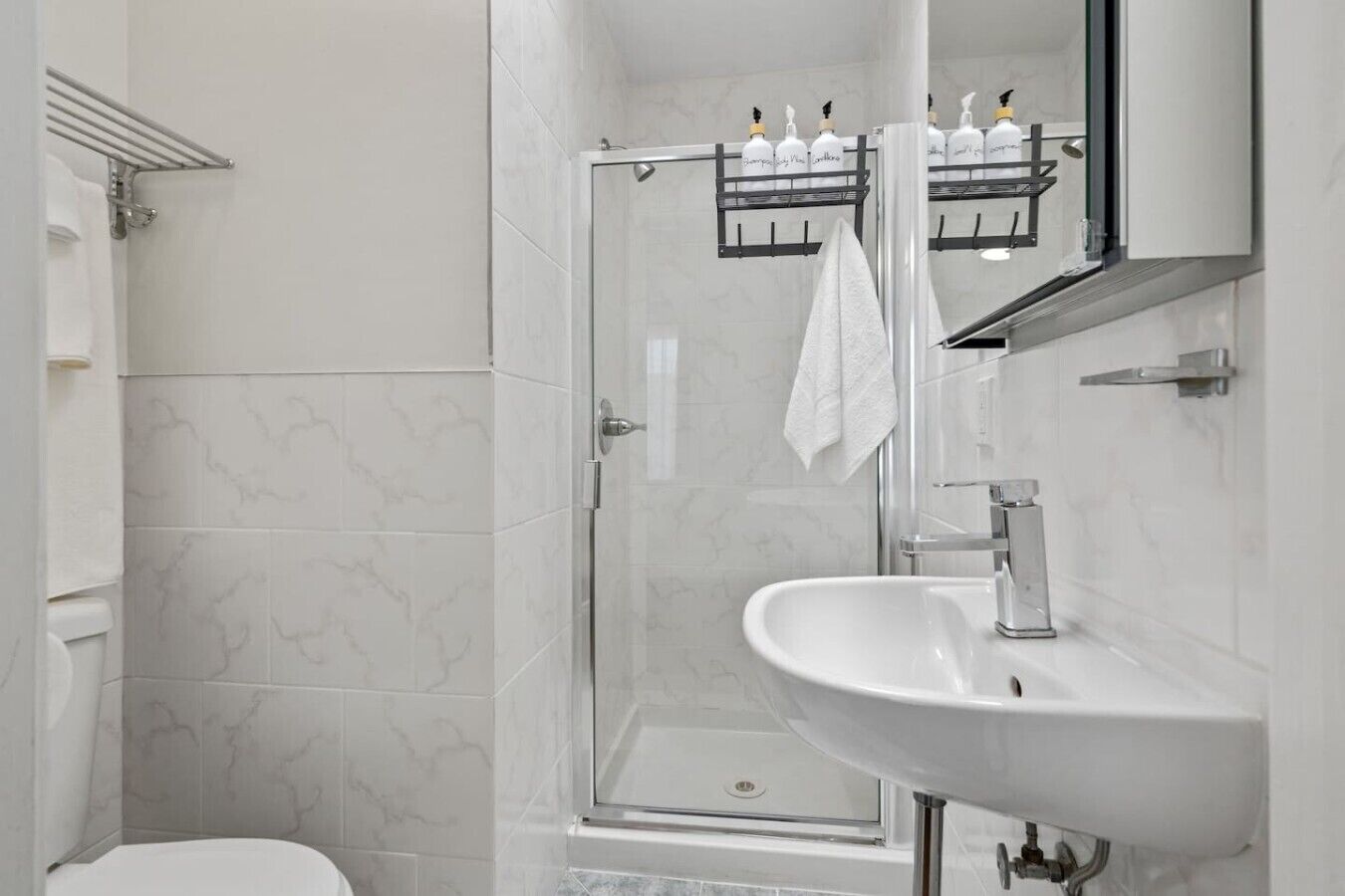 Douche, sèche-cheveux, serviettes fournies
