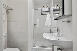Een douche, een haardroger, handdoeken