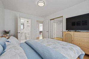 Iron/ironing board, WiFi, bed sheets - Sunset Haven: Corner House with lots of Light (San Francisco)