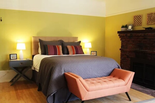 Desk, iron/ironing board, WiFi, bed sheets