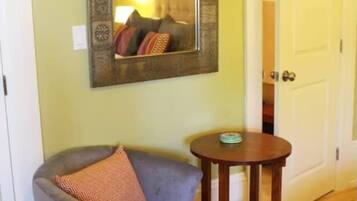 Televisión, chimenea y oficina