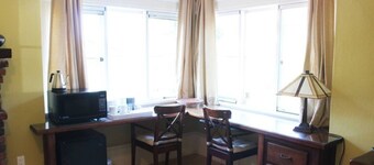 Roomy Studio Walkable to UC Berkeley w/parking