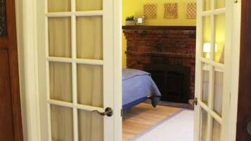 Desk, iron/ironing board, WiFi, bed sheets