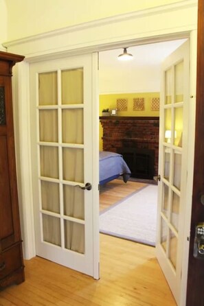 Desk, iron/ironing board, WiFi, bed sheets