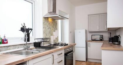Modern 3BR Contractors Home - Sleeps 08 - Parking