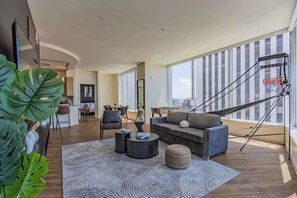 Télévision, baby-foot, espaces bureaux