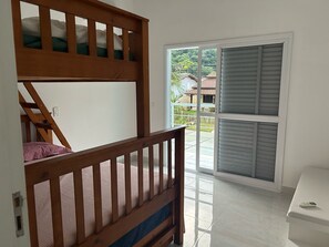 5 quartos, ferros/tábuas de passar roupa, Wi-Fi, roupa de cama