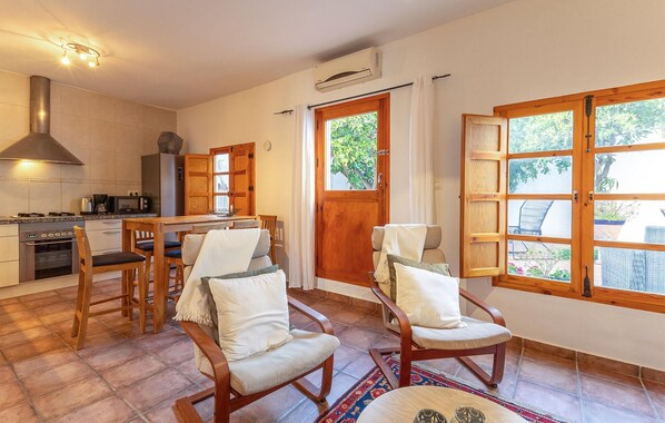 Een koelkast, een oven, een kookplaat, een vaatwasser