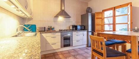 Een koelkast, een oven, een kookplaat, een vaatwasser