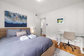 2 slaapkamers, een strijkplank/strijkijzer, reisbedje, wifi