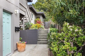 المنطقة المحيطة بالمنشأة