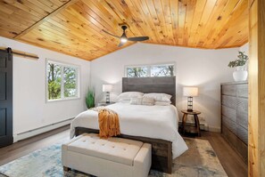 4 bedrooms, desk, iron/ironing board, WiFi - Lakeview, Spa, Firepit, BBQ, Fireplace + Speakeasy (Hammondsport)