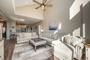 Smart-tv, eldstad och kontor