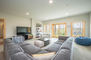 Smart TV, fireplace - Spacious Lodge w/ Hot Tub, Fire Pit & Games (Swanton)