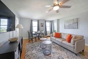 TV, offices - Prime Downtown Atlanta Condo with Balcony (Atlanta)