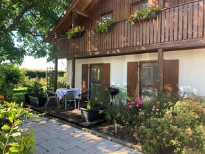 Outdoor dining - Cozy vacation apartment in the Allgäu - relaxation guaranteed! (Mauerstetten)