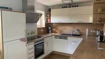 KĂŒhlschrank, Mikrowelle, Ofen, Herdplatte