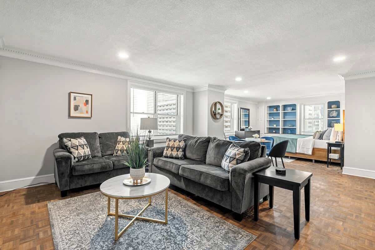 Een televisie en een kantoor