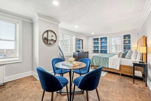 1 habitación, tabla de planchar con plancha, cuna de viaje y wifi 