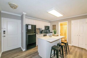 Refrigerador, parrilla de estufa, lavavajillas y cafetera y tetera 