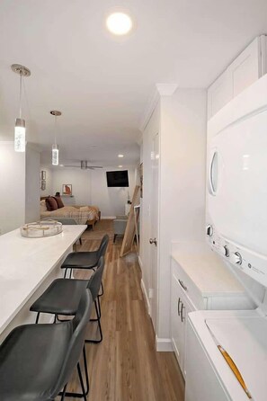 Cuna de viaje, wifi y ropa de cama 