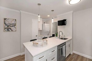 Refrigerador, horno, parrilla de estufa y lavavajillas 