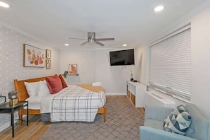 Travel cot, WiFi, bed sheets