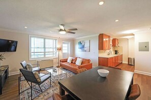 Televisión y oficina 