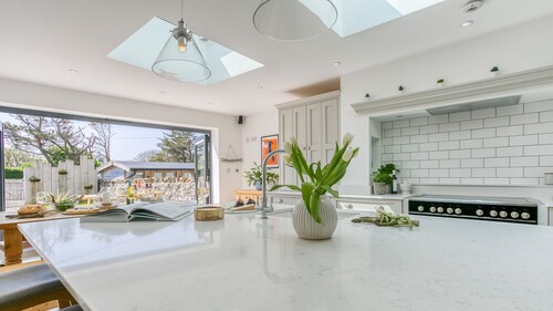 One Beach Road - sleeps 10 guests  in 5 bedrooms