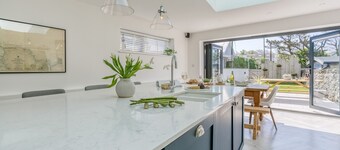 One Beach Road - sleeps 10 guests  in 5 bedrooms