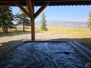 Outdoor spa tub - Red Rock Cabin+Hot Tub+Lakeview (Island Park)