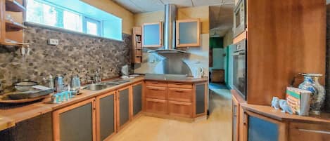 Fridge, oven, stovetop, dishwasher