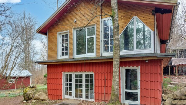 A two-story wooden house with a red exterior and white trim. - Gorgeous apartment in åsljunga (Åsljunga)