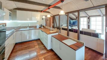 Refrigerador, parrilla de estufa, lavavajillas y cafetera y tetera