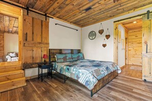 3 habitaciones, escritorio y tabla de planchar con plancha