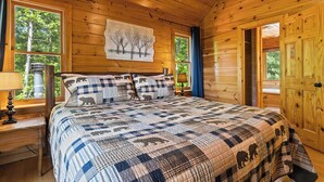 3 soverom, skrivebord, strykejern/-brett og reiseseng for barn