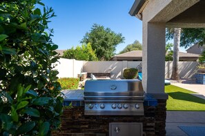 Terrace/patio - HTD Pool~Fire Pit~Games~Dog Friendly~Ping Pong (Chandler)