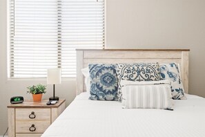 4 bedrooms, iron/ironing board, WiFi, bed sheets - HTD Pool~Fire Pit~Games~Dog Friendly~Ping Pong (Chandler)