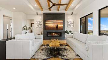 Smart TV, lareira, livros