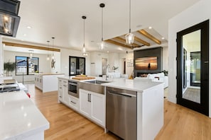 Fridge, microwave, oven, stovetop - Bridle Ridge Retreat | Modern Comfort, Open Views (Severance)
