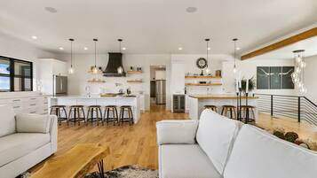 Smart TV, chimenea y libros