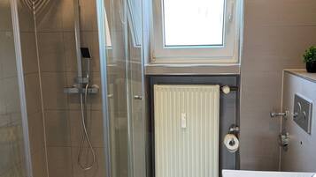 Dusche, Haartrockner, Handtücher, Seife