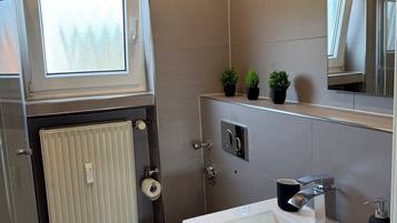 Dusche, Haartrockner, Handtücher, Seife