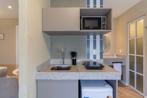 Réfrigérateur, micro-ondes, plaque de cuisson, cafetière/bouilloire