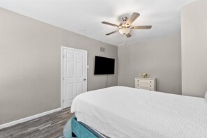 Iron/ironing board, bed sheets