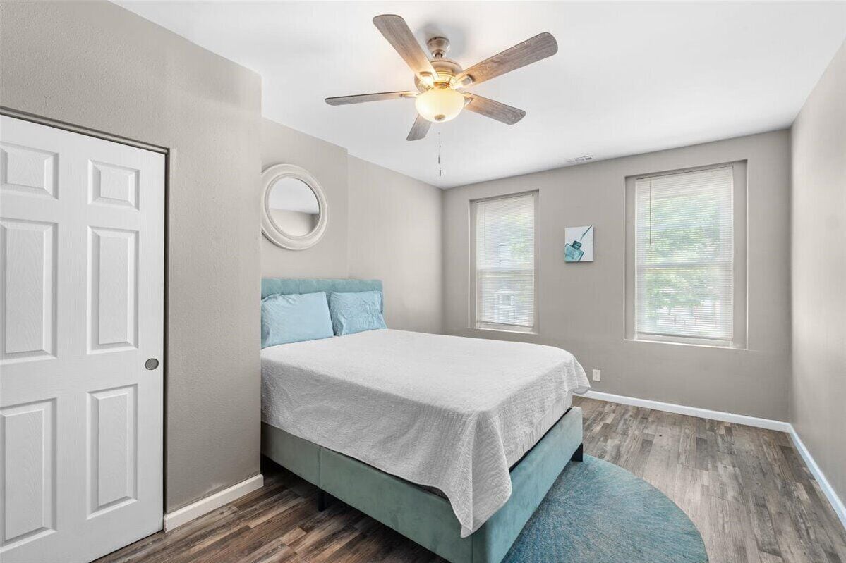 2 dormitoris, planxa i posts de planxar i roba de llit 