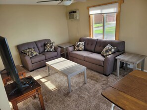 Classic-huoneisto, 2 makuuhuonetta, järvinäköala, järven rannalla | Oleskelualue | Älytelevisio, suoratoistopalvelut