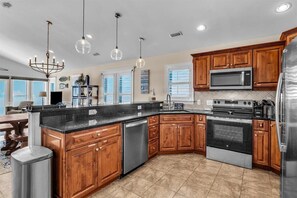 冷蔵庫、電子レンジ、オーブン、コンロ