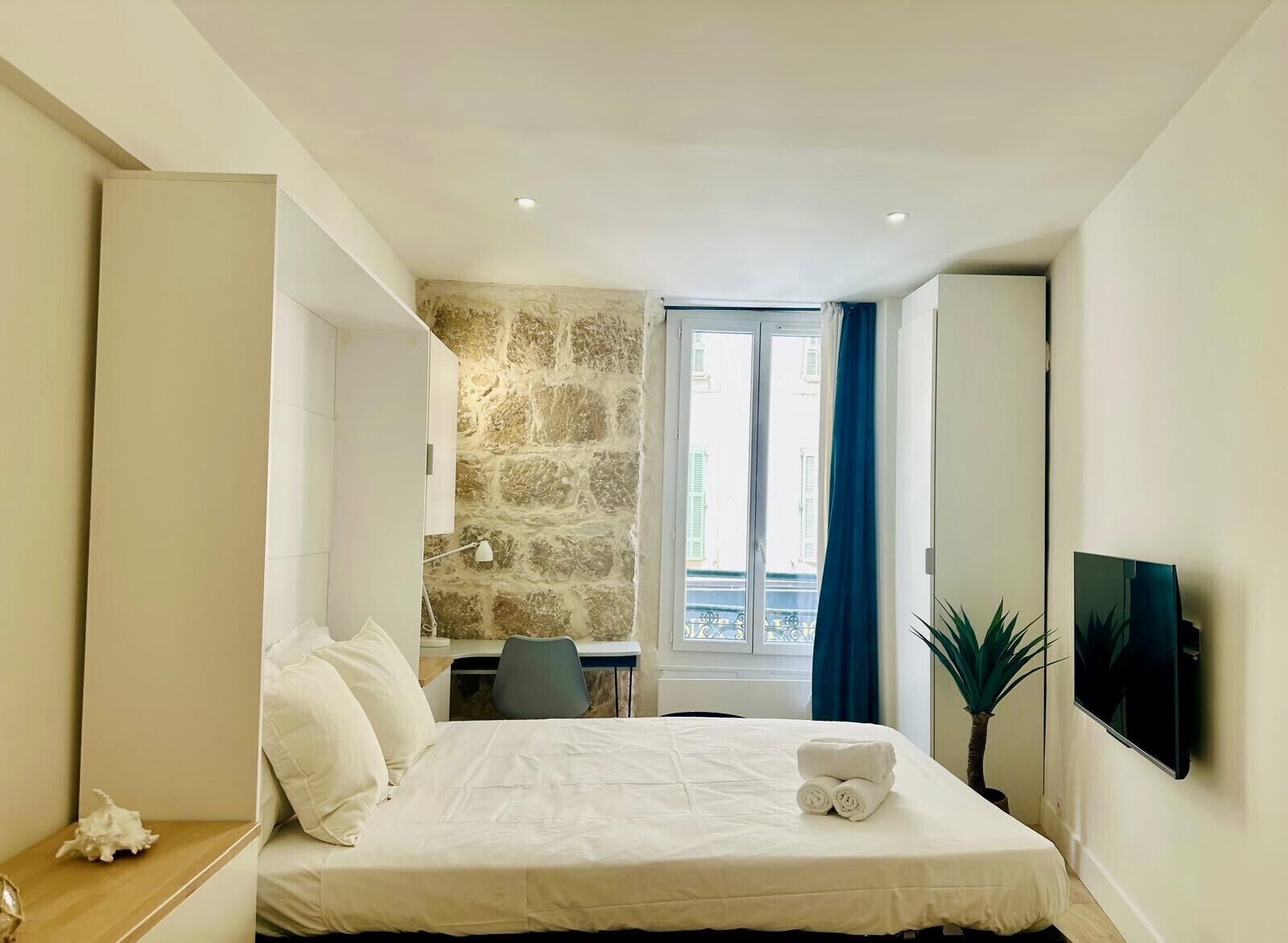 Iron/ironing board, free WiFi, bed sheets