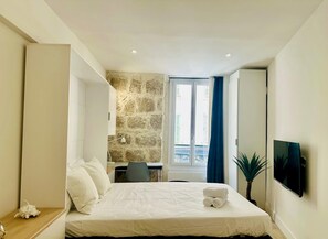 Iron/ironing board, free WiFi, bed sheets